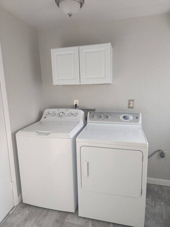 Building Photo - Shop-Ready 4BR Home with Lift-Ready Detached Garage & RV Parking Near Downtown Firestone