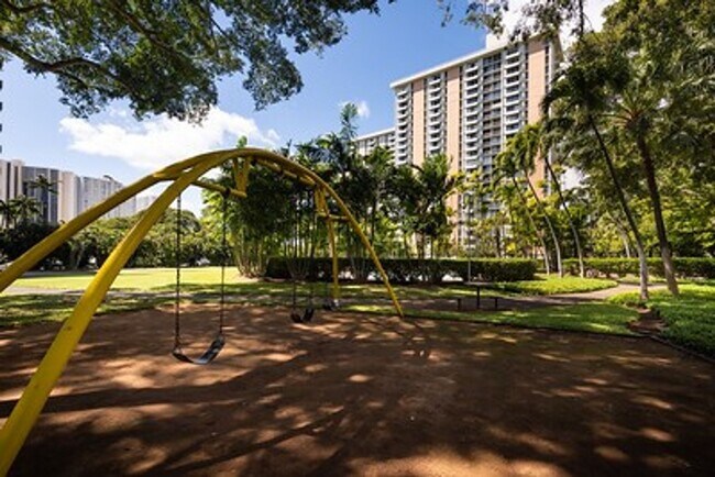 Building Photo - Centrally Located Queen Emma Gardens,