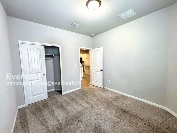 Building Photo - 1701 Logan Dr