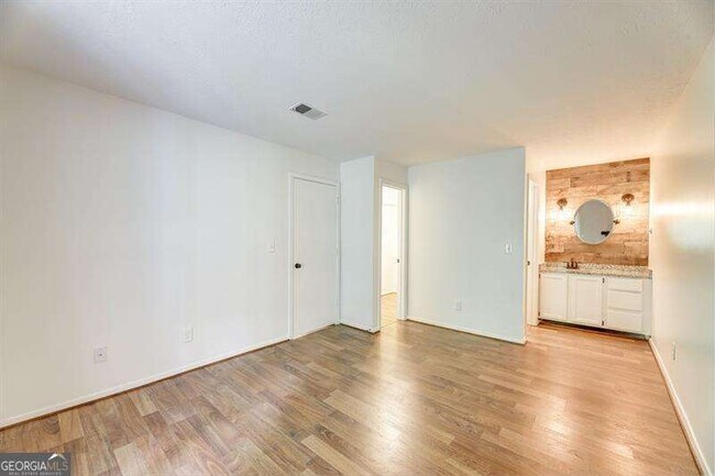 Building Photo - 529 Warm Springs Cir