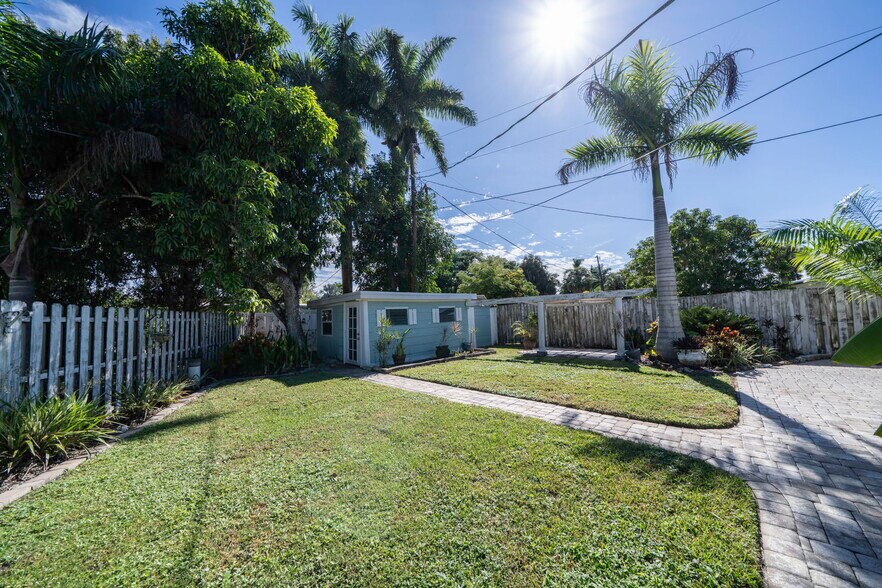 Building Photo - 4464 E Riverside Dr