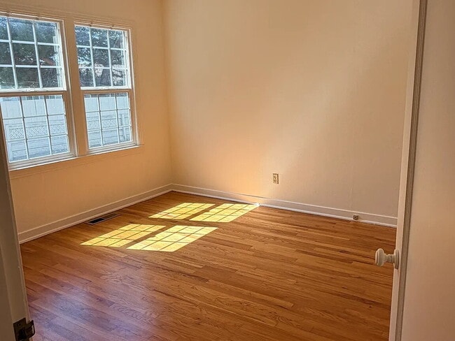 Building Photo - Charming country property