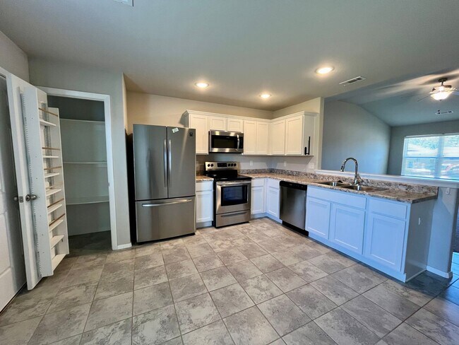 Building Photo - 1751 Forest Dr