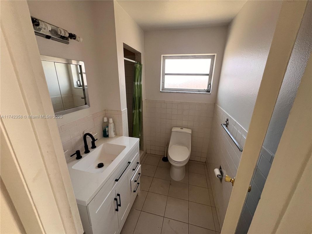 Building Photo - 820 SW 12th Ave