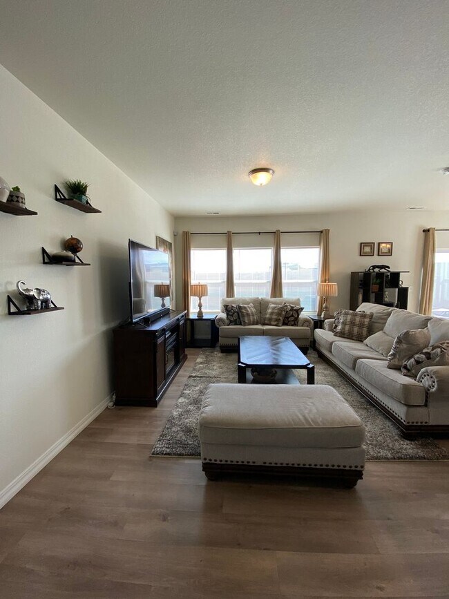 Building Photo - Stunning 3 Bedroom in NE Springs!