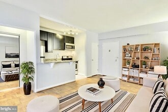Building Photo - GORGEOUS JR ONE BEDROOM IN DOUPONT