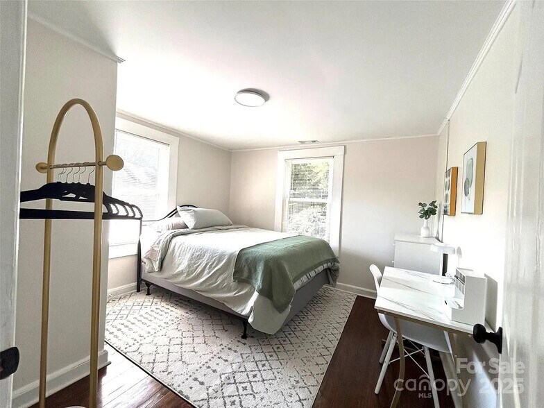 Building Photo - Room in Duplex on Charles Ave