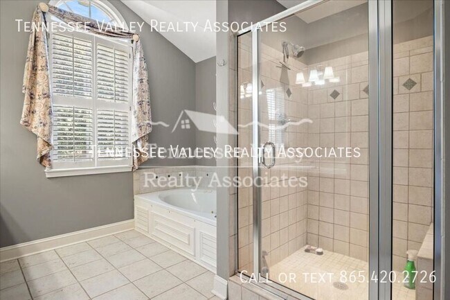 Building Photo - 821 Foxfield Ln