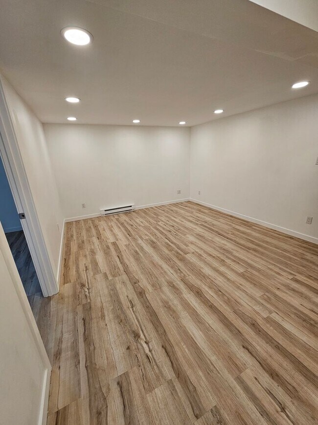 Building Photo - New 1 Bed unit - Safe, cool, clean, and nice.