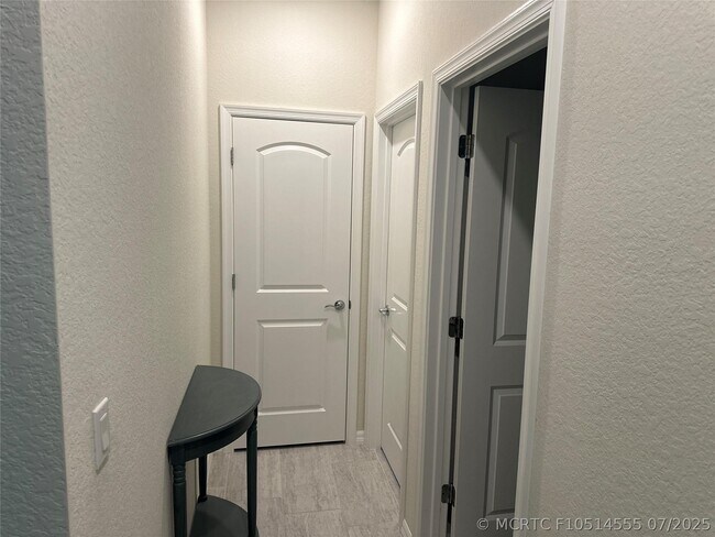 Building Photo - 10179 SW Captiva Dr