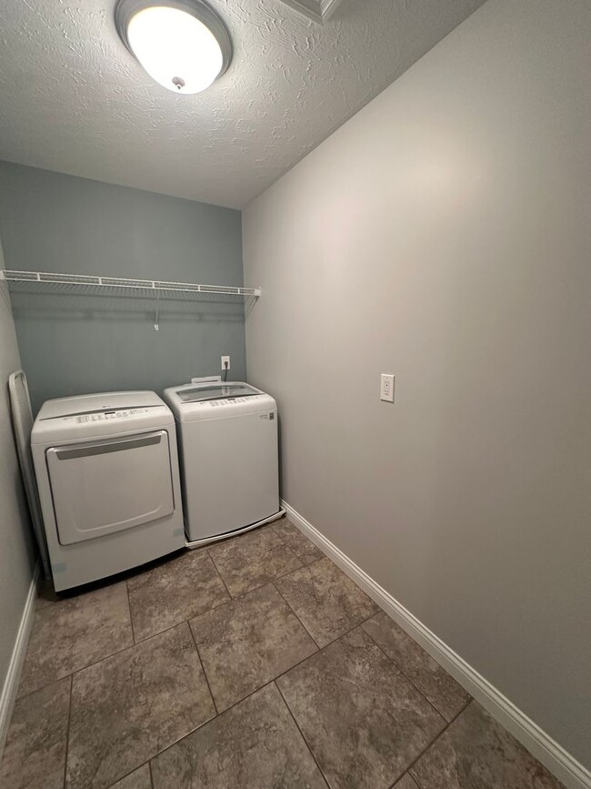 Building Photo - New Albany Townhome - 3BR/2.5BA w/Garage f...