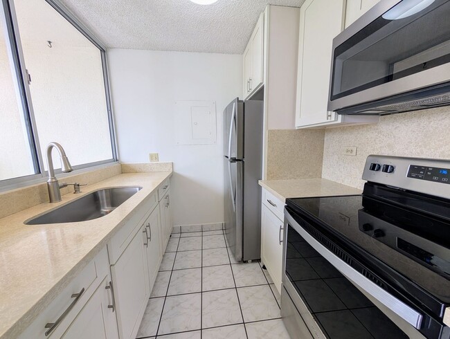 Building Photo - Large studio in the heart of Waikiki with assigned parking