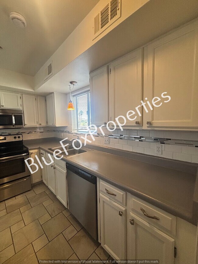 Building Photo - 2601 W Broadway Blvd