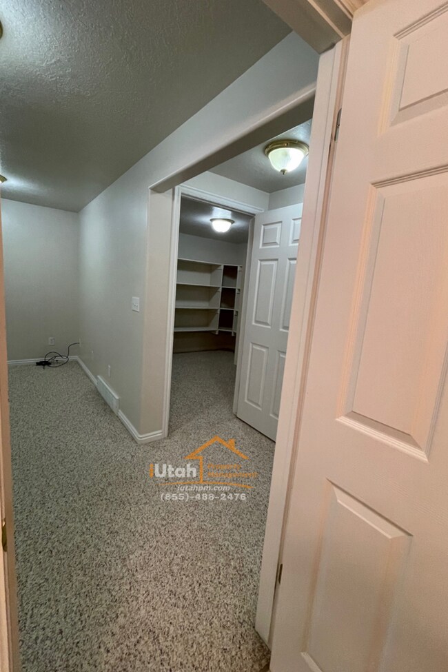 Building Photo - East Layton 6 Bdrm 3 Bth 2 car garage home.
