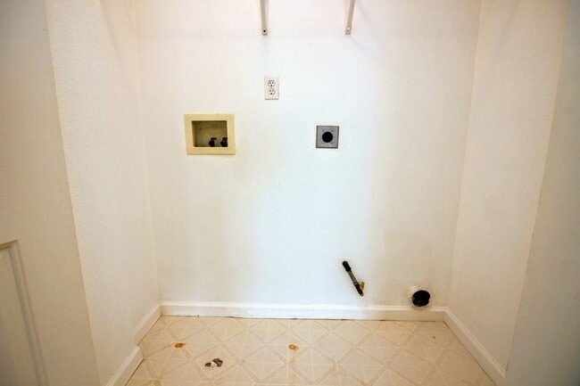 Building Photo - 2 Bedroom 2.5 Bath Home in Petaluma