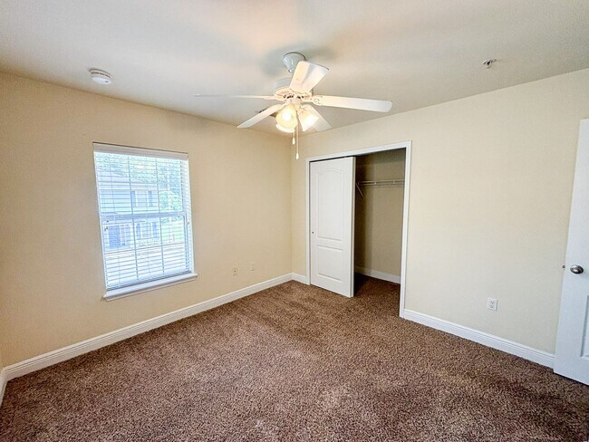 Building Photo - Chase Hollow #83 - Pet Friendly!