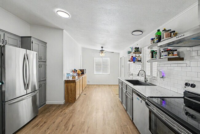 Building Photo - 8601 N 103rd Ave