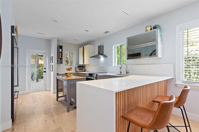 Building Photo - 1502 El Rado St