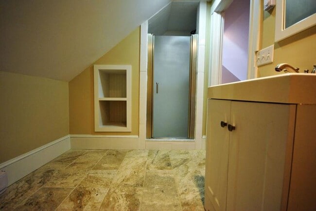 Building Photo - RENOVATED 4 BED/2 BATH IN BRIGHTON'S OAK SQUARE FOR 9/1 ~ WATER INCLUDED