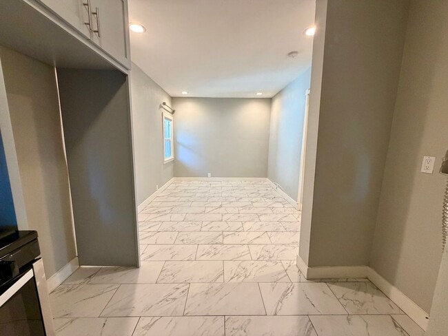 Building Photo - Beautifully updated 1 bed 1 bath in Thousand Oaks! All utilities included