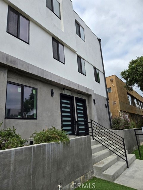 Building Photo - 837 N Harvard Blvd