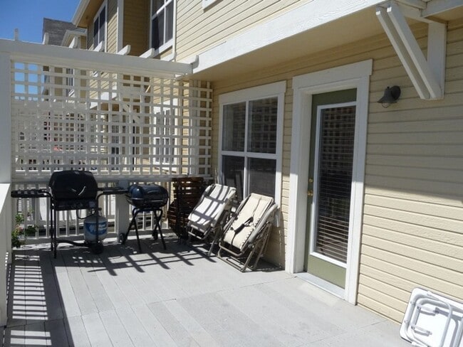 Building Photo - 2 Bed Highlands Townhome