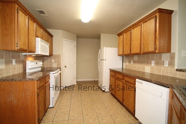 Building Photo - Spacious Duplex!