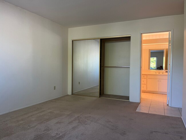 Building Photo - Beautiful 2 bedroom 2 bathroom townhome wi...