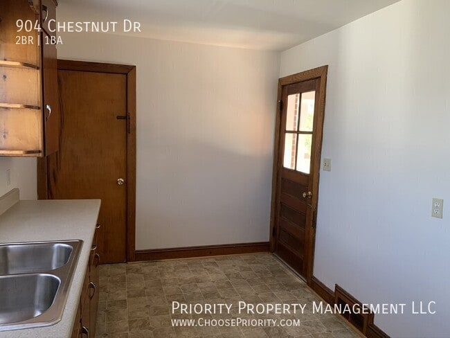 Building Photo - 904 Chestnut Dr