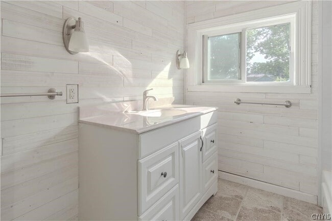 Building Photo - 363 Brainard St