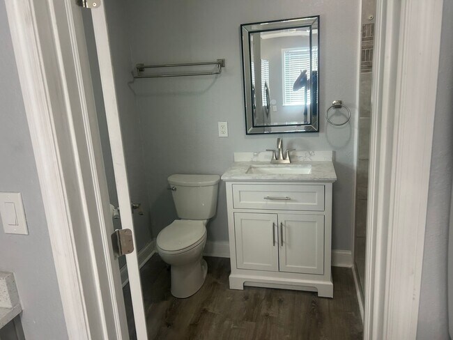 Building Photo - Remodeled North Hyde Park Bungalow