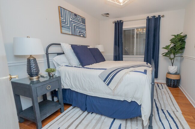 Building Photo - 944 Lakeview Dr