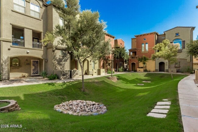 Building Photo - 2402 E 5th St