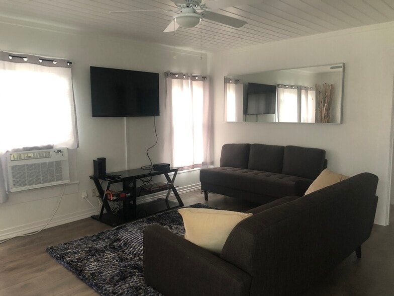 Living room - 2427 W Southcross Blvd