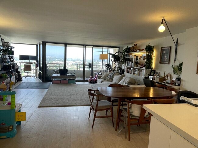 Primary Photo - 4316 Marina City Dr