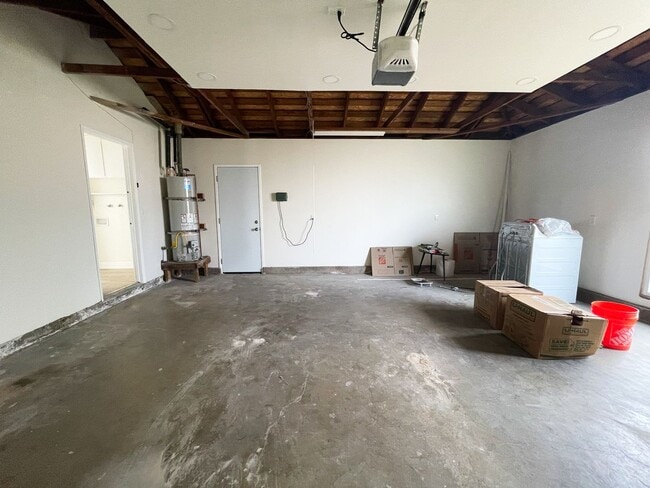 Building Photo - 3 bedroom 2 bath home in desired neighborhood