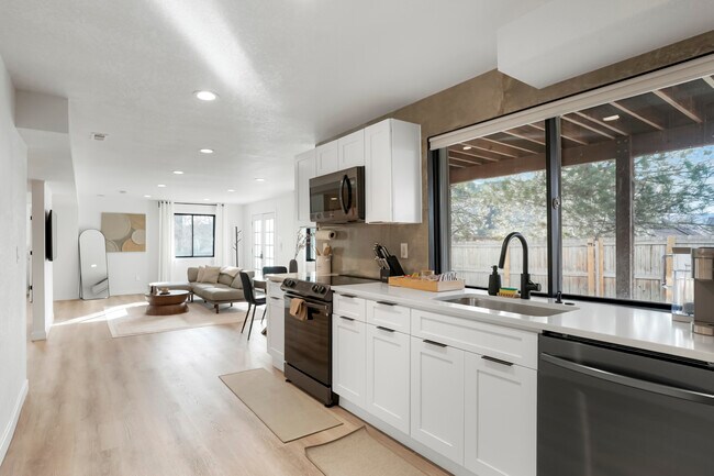 Building Photo - Robb Way