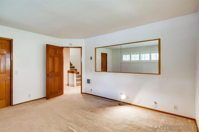 Building Photo - 8860 Villa La Jolla Dr