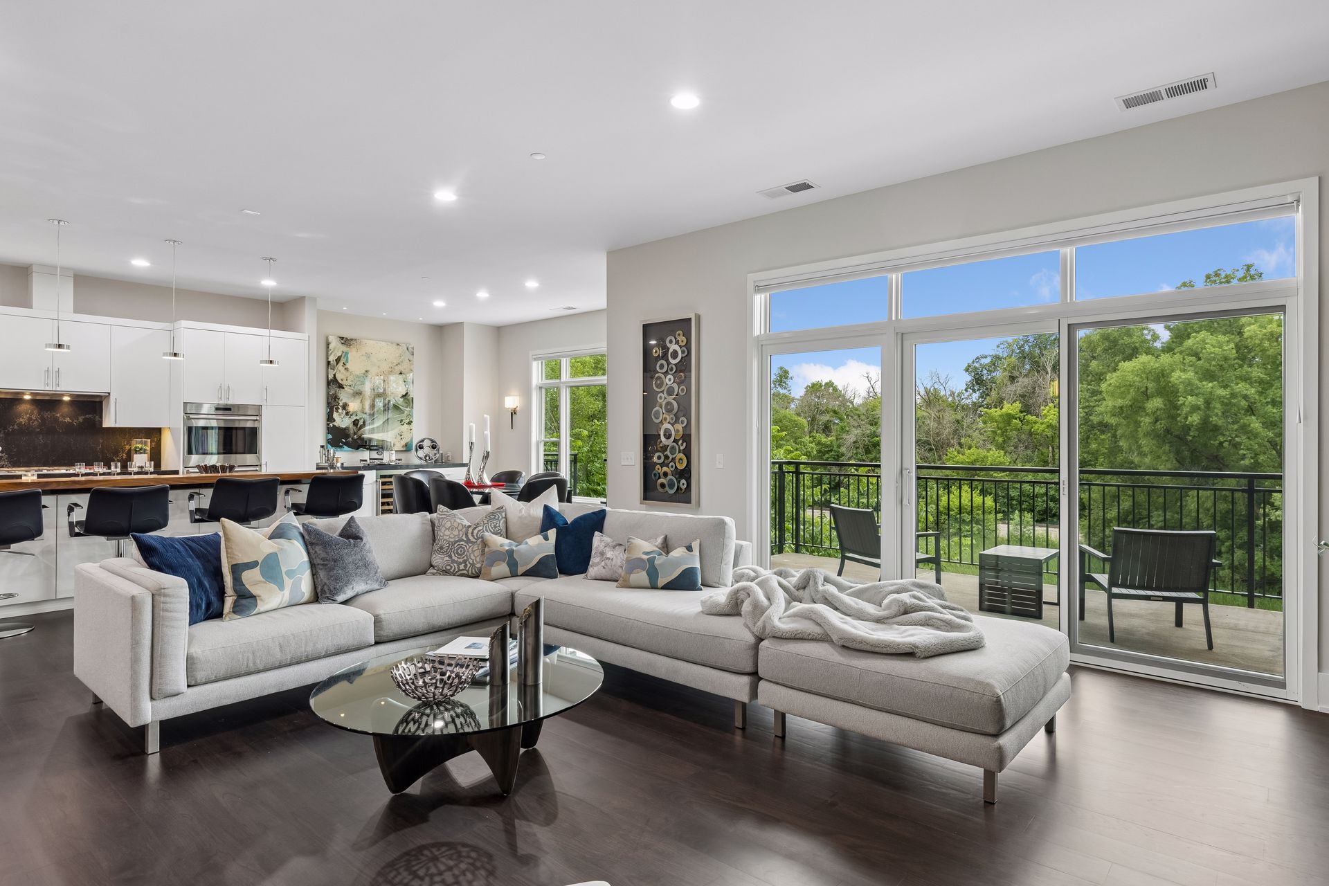 Open and bright floor plan - 935 Lake St E