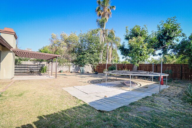 Building Photo - Great Laurelglen Home!
