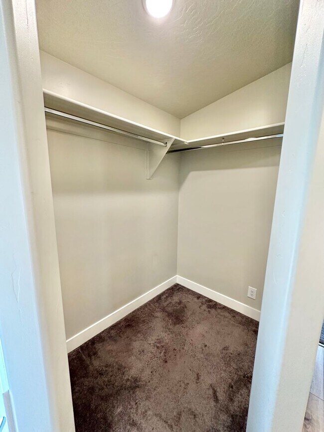 Building Photo - Beautiful Red Waters Home