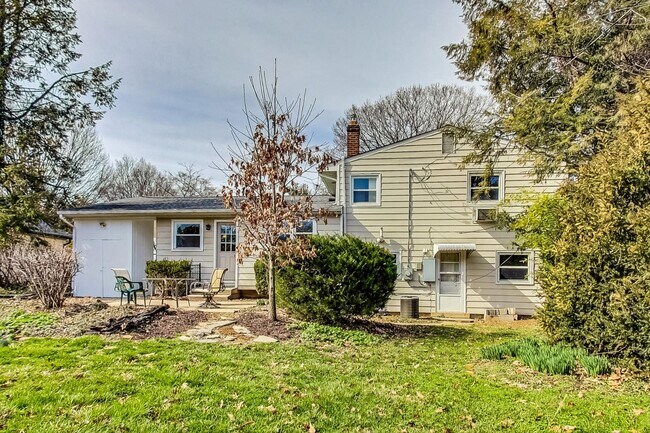 Building Photo - Fantastic in Frederick! Spacious 4 level Split -- 4 beds + 1 Full and 2 half baths