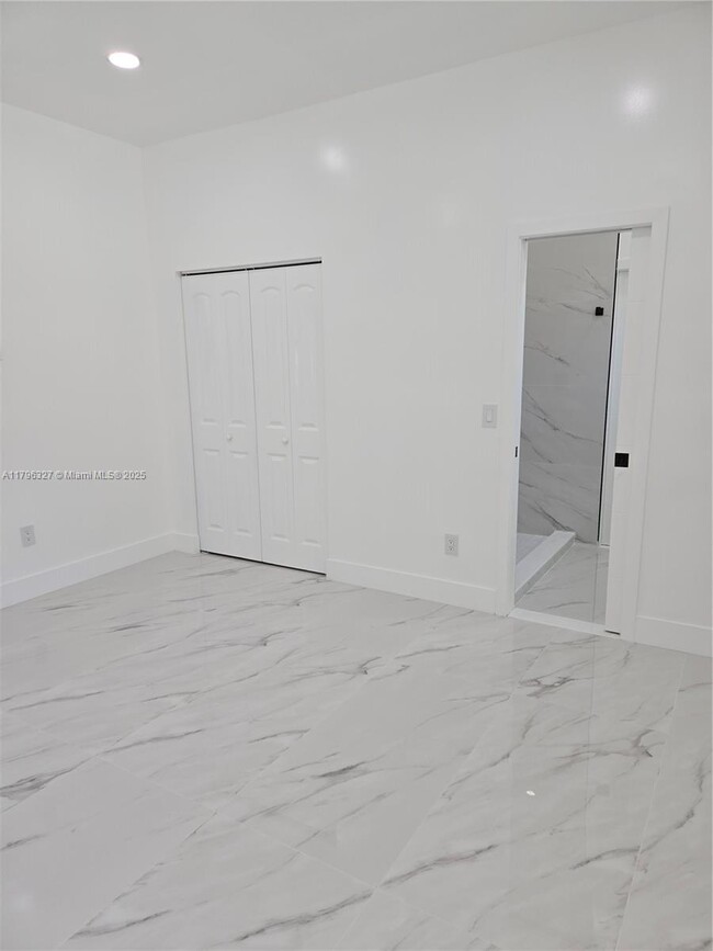 Building Photo - 987 NE 145th St