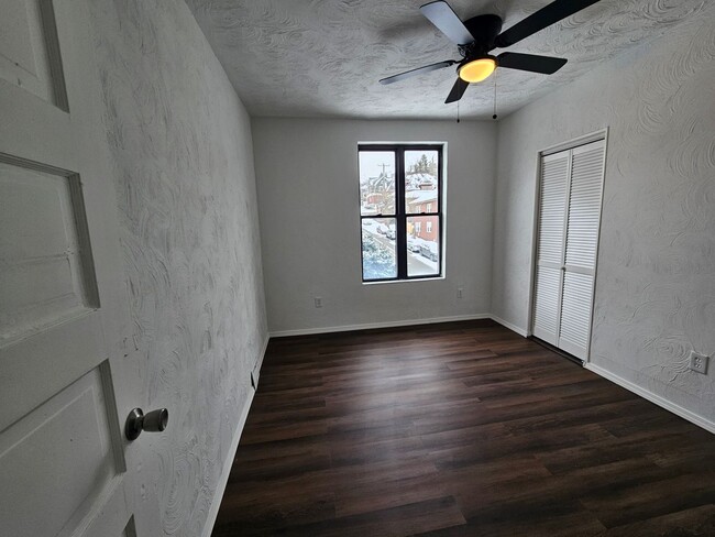 Building Photo - Fully updated 4 bedroom 2 bathroom apartme...