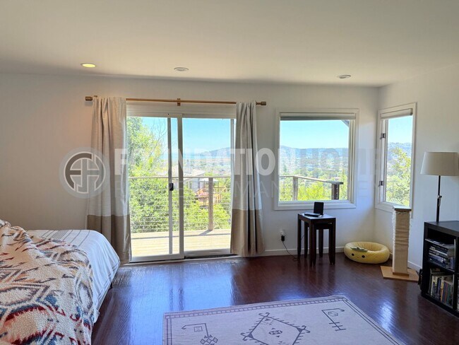 Building Photo - Stunning Home located at the end of a cul-...