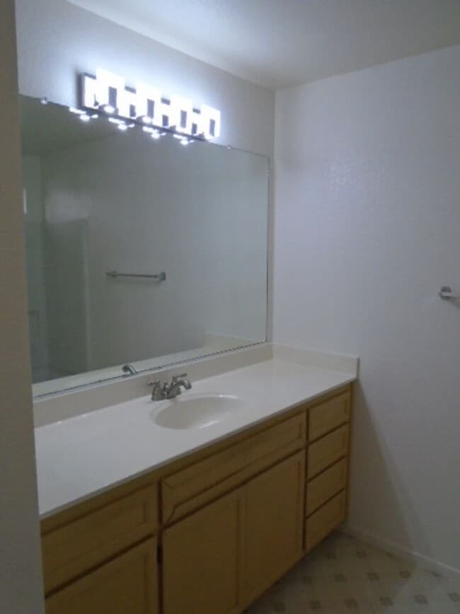 Building Photo - NICE SINGLE STORY 3 BEDROOM & 2 BATH IN DA...