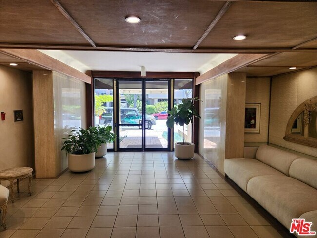 Building Photo - 117 S Doheny Dr