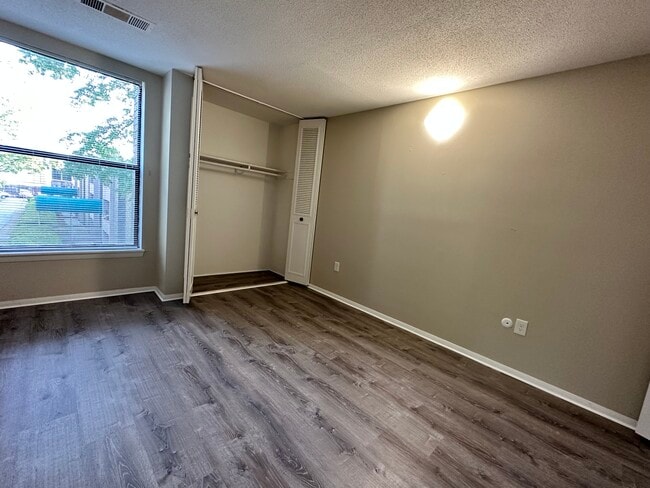 Building Photo - 2 Shrewsbury Green Dr