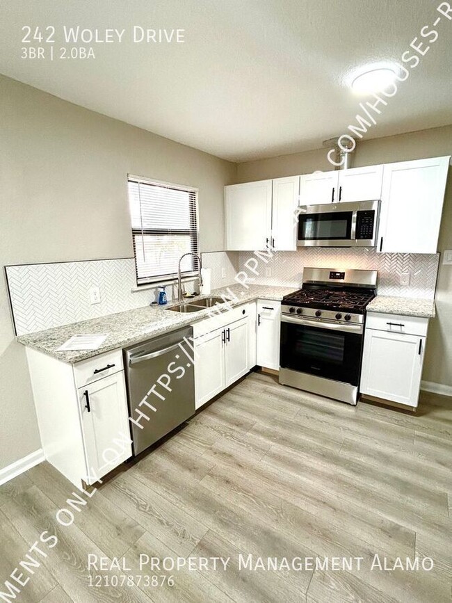 Building Photo - NEWLY RENOVATED! 3 Bedroom / 2 Bath Home N...