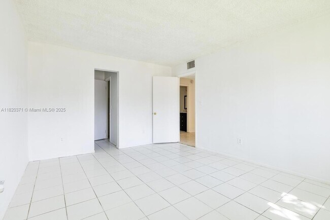 Building Photo - 14850 Naranja Lakes Blvd